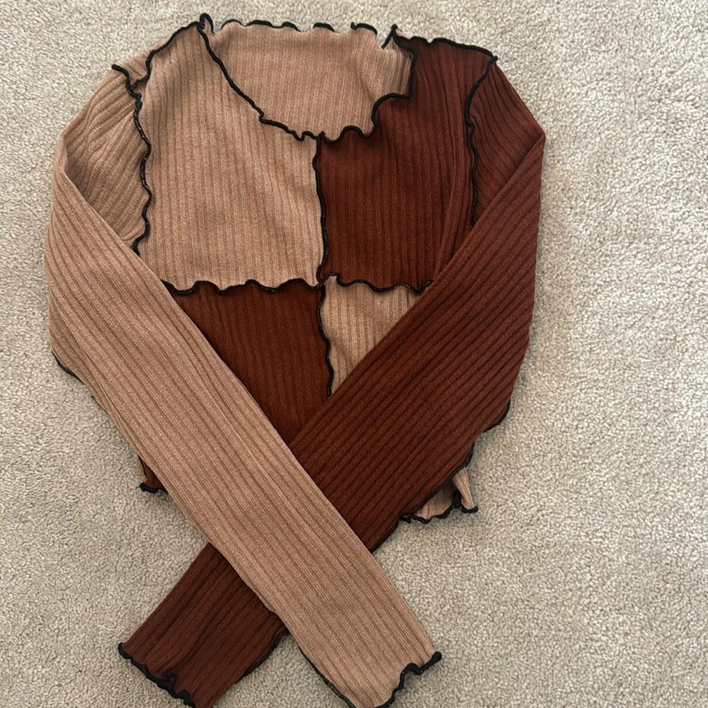 Patterned beige and brown crop top with black linings